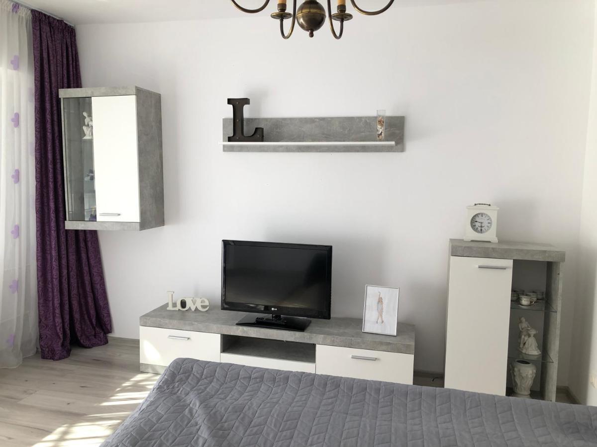 Le Garcon De Cristina-Simple,Quiet,Spacious Studio Bukares Bagian luar foto