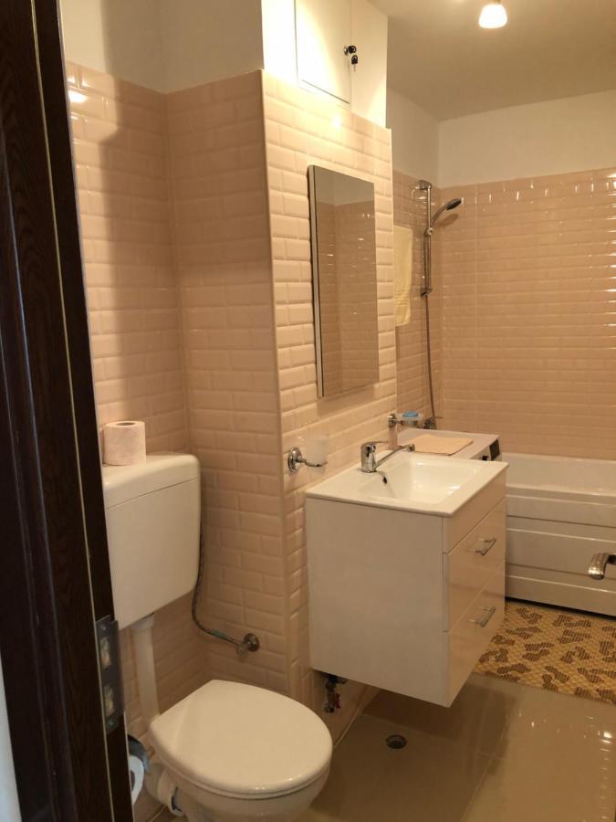 Le Garcon De Cristina-Simple,Quiet,Spacious Studio Bukares Bagian luar foto