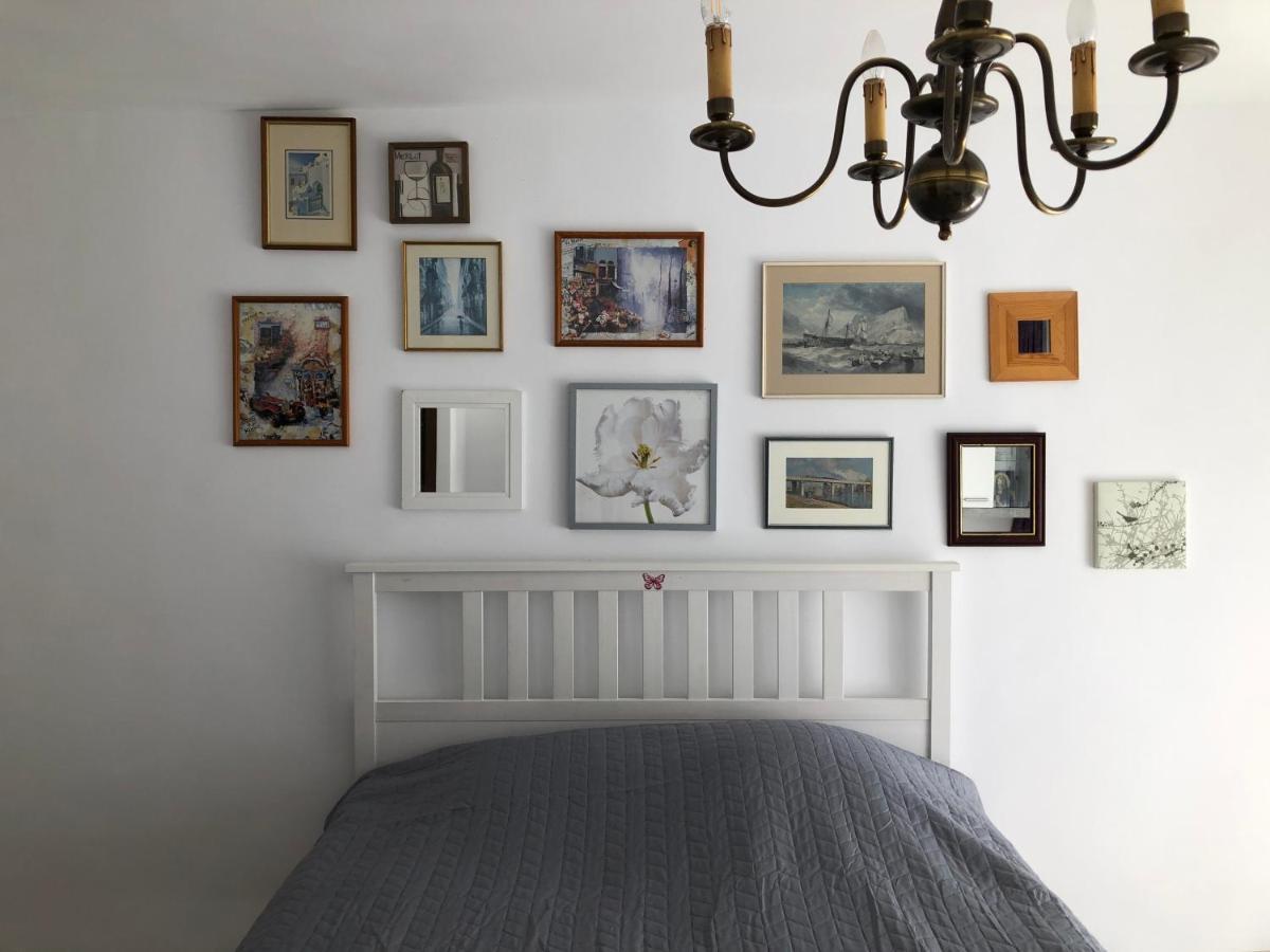 Le Garcon De Cristina-Simple,Quiet,Spacious Studio Bukares Bagian luar foto