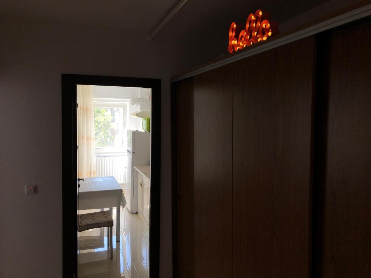 Le Garcon De Cristina-Simple,Quiet,Spacious Studio Bukares Bagian luar foto