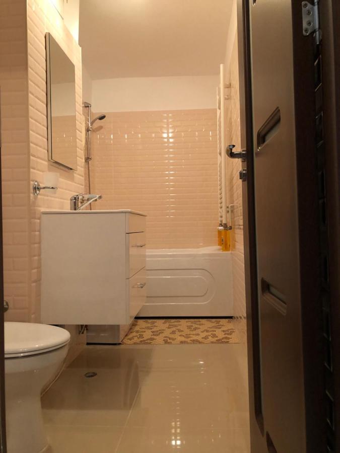 Le Garcon De Cristina-Simple,Quiet,Spacious Studio Bukares Bagian luar foto