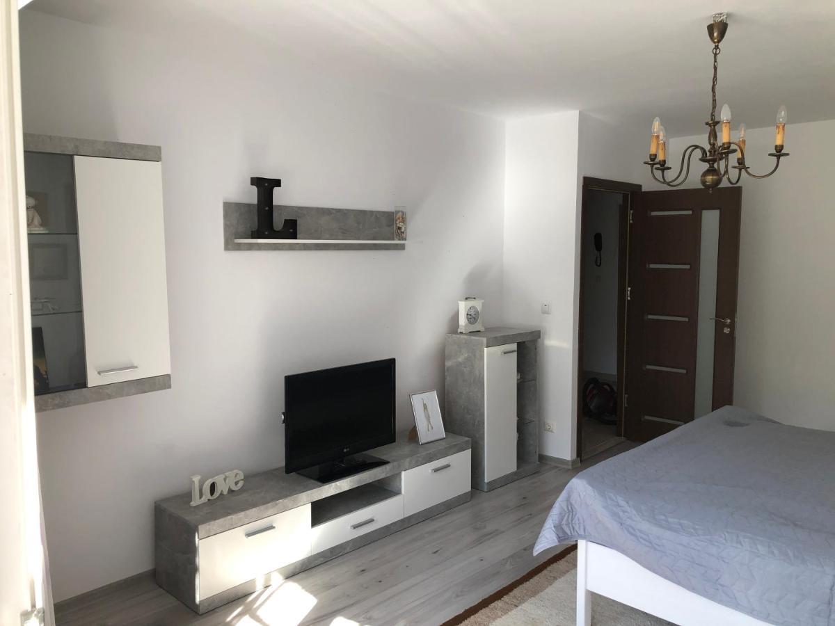 Le Garcon De Cristina-Simple,Quiet,Spacious Studio Bukares Bagian luar foto