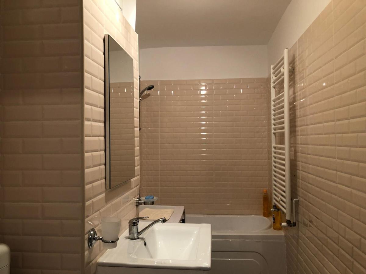 Le Garcon De Cristina-Simple,Quiet,Spacious Studio Bukares Bagian luar foto
