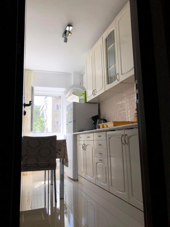 Le Garcon De Cristina-Simple,Quiet,Spacious Studio Bukares Bagian luar foto