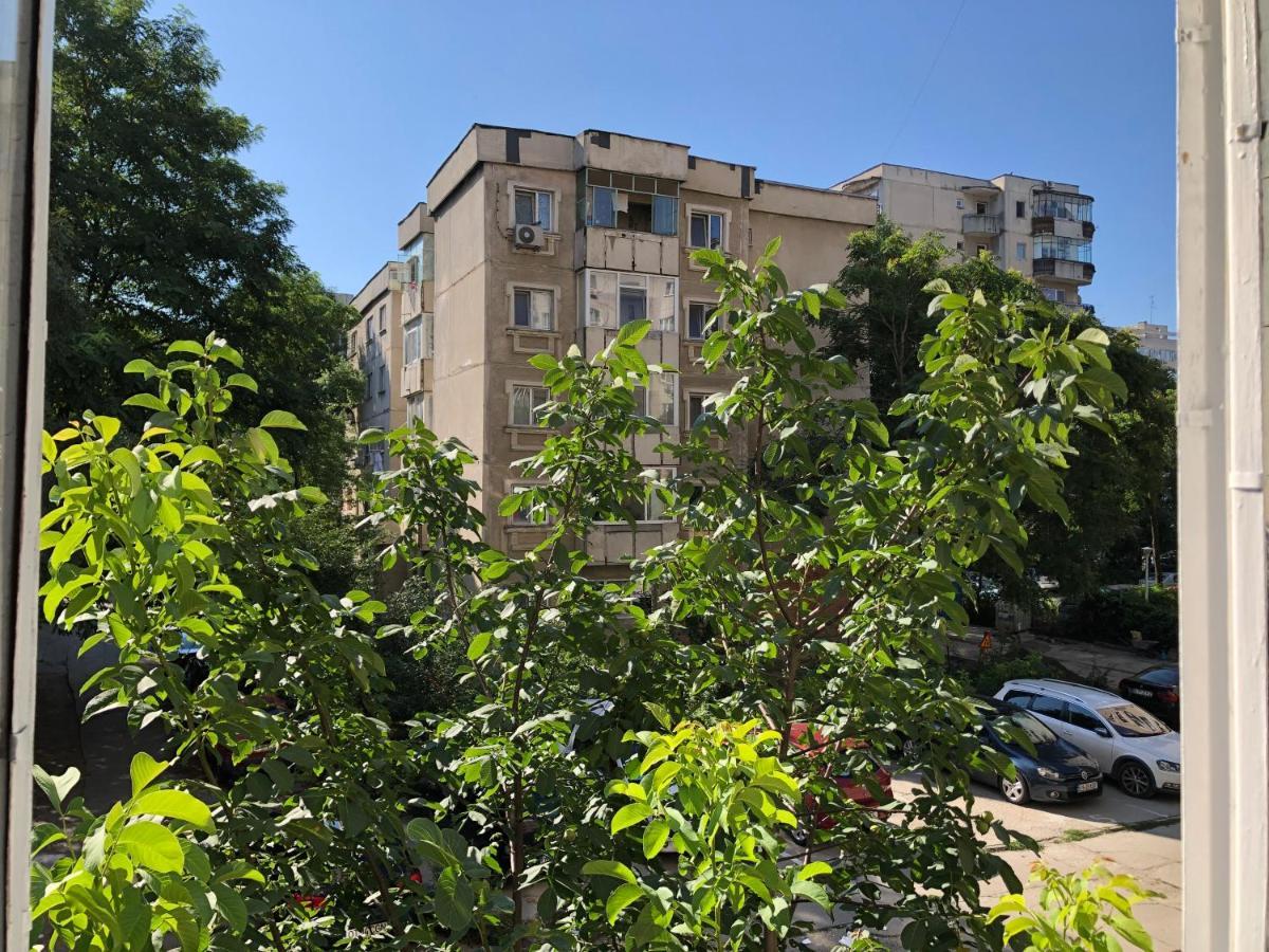 Le Garcon De Cristina-Simple,Quiet,Spacious Studio Bukares Bagian luar foto