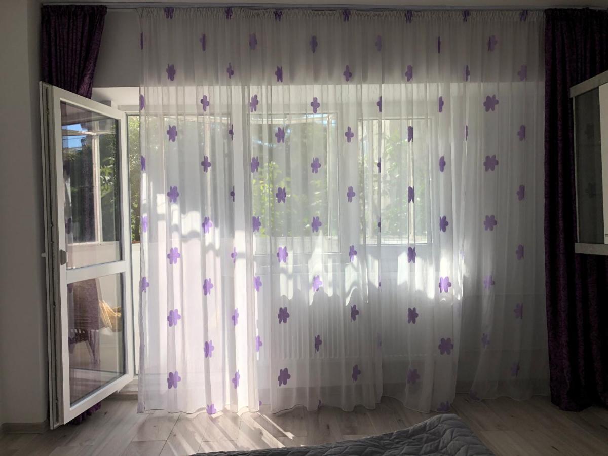 Le Garcon De Cristina-Simple,Quiet,Spacious Studio Bukares Bagian luar foto