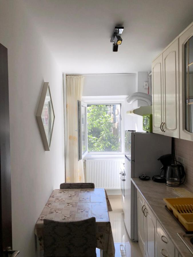 Le Garcon De Cristina-Simple,Quiet,Spacious Studio Bukares Bagian luar foto